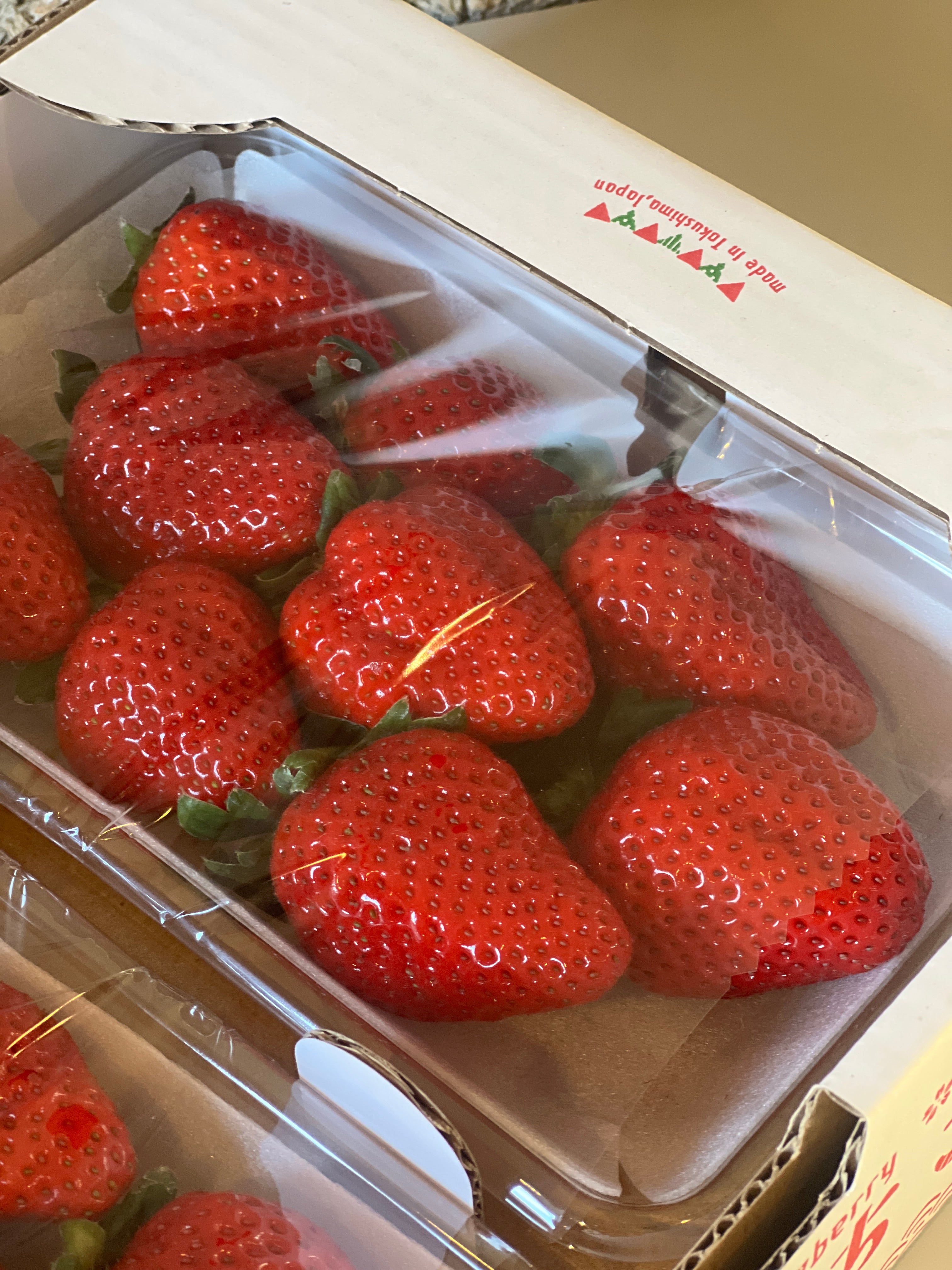 箱詰めされたにしおか農園さんの勝占いちご